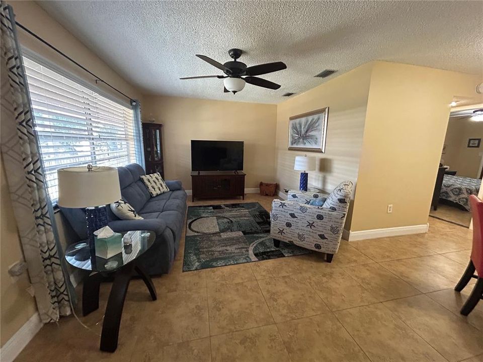 For Rent: $1,400 (2 beds, 1 baths, 790 Square Feet)