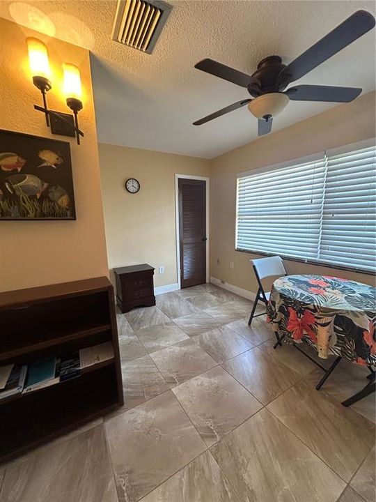 For Rent: $1,400 (2 beds, 1 baths, 790 Square Feet)