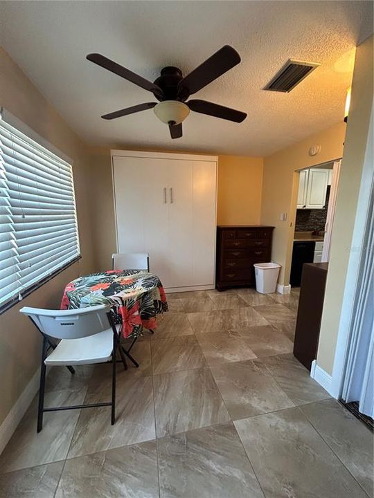 For Rent: $1,400 (2 beds, 1 baths, 790 Square Feet)