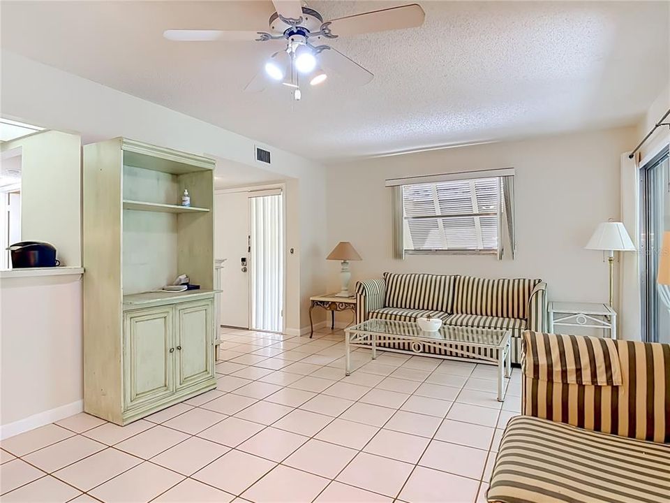 For Rent: $1,350 (2 beds, 2 baths, 897 Square Feet)
