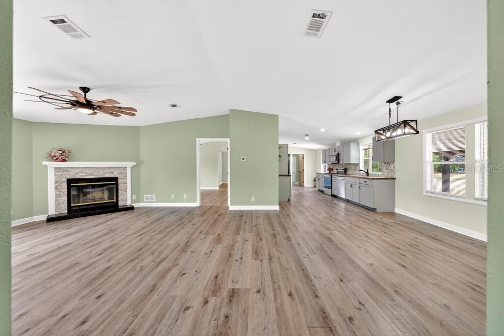 Active With Contract: $419,000 (3 beds, 2 baths, 1800 Square Feet)