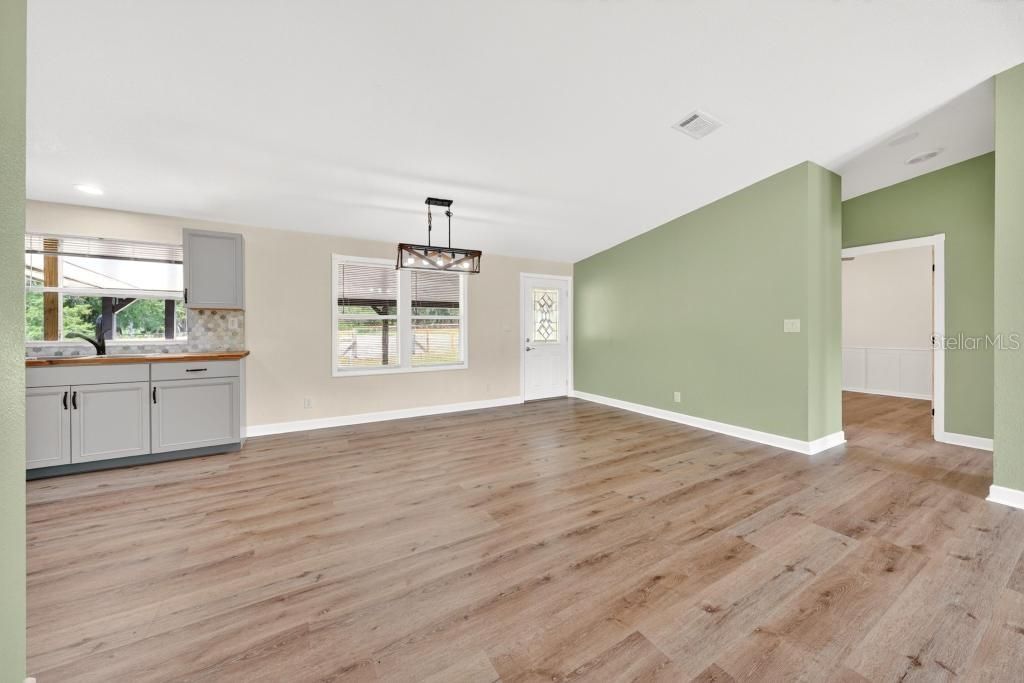 Active With Contract: $419,000 (3 beds, 2 baths, 1800 Square Feet)