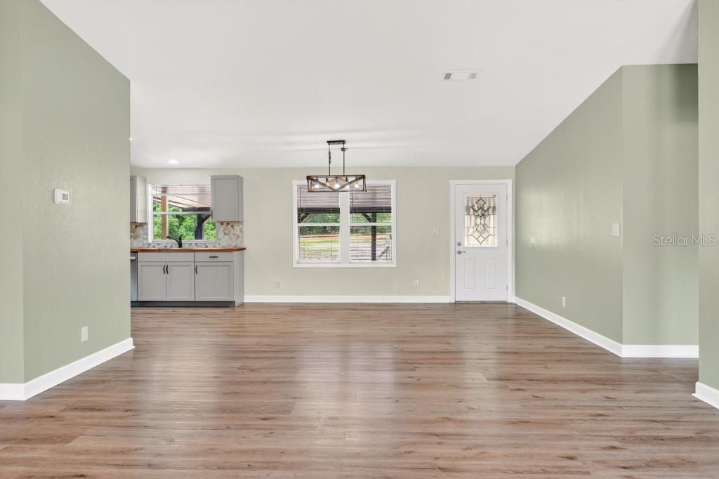 Active With Contract: $419,000 (3 beds, 2 baths, 1800 Square Feet)