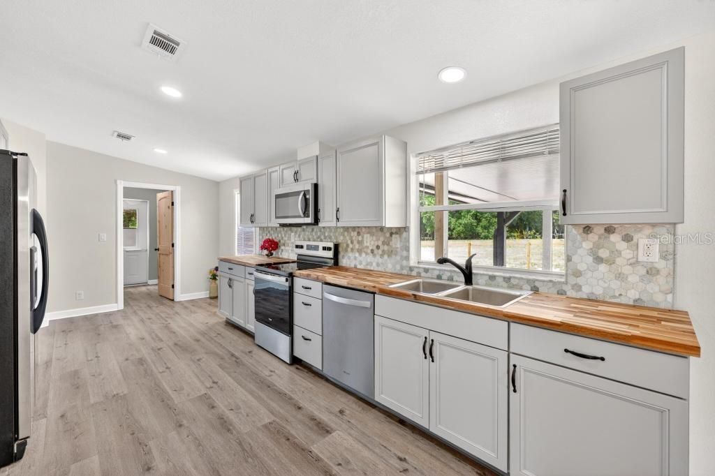 Active With Contract: $419,000 (3 beds, 2 baths, 1800 Square Feet)