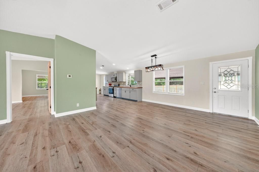 Active With Contract: $419,000 (3 beds, 2 baths, 1800 Square Feet)