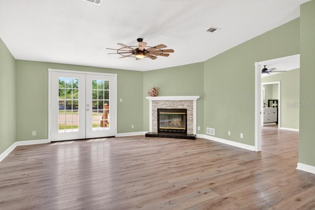 Active With Contract: $419,000 (3 beds, 2 baths, 1800 Square Feet)