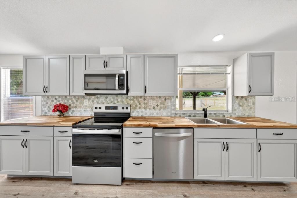 Active With Contract: $419,000 (3 beds, 2 baths, 1800 Square Feet)
