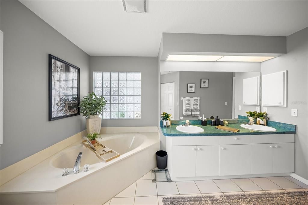 Active With Contract: $470,000 (3 beds, 2 baths, 1865 Square Feet)