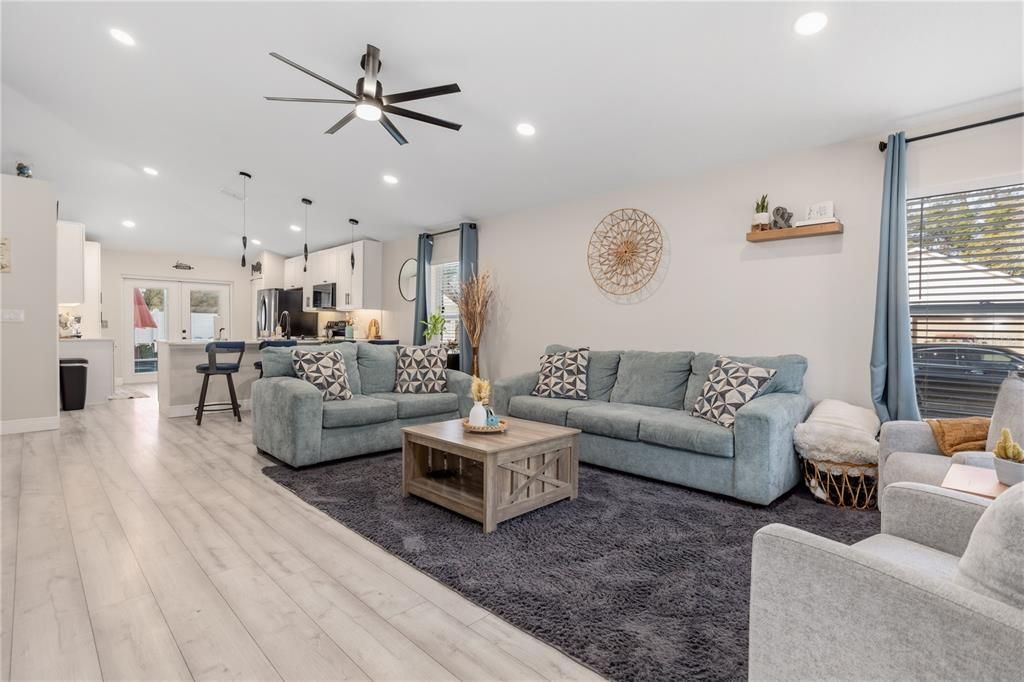Activo con contrato: $369,000 (3 camas, 2 baños, 1443 Pies cuadrados)