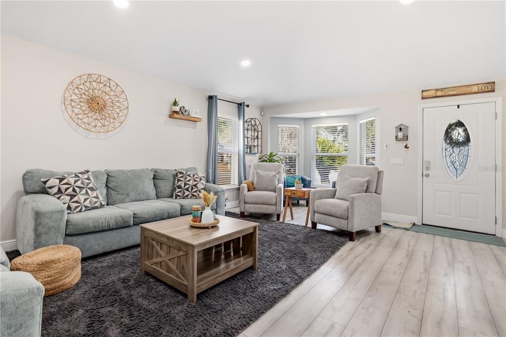 Activo con contrato: $369,000 (3 camas, 2 baños, 1443 Pies cuadrados)