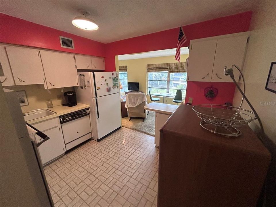 For Sale: $175,000 (2 beds, 2 baths, 1100 Square Feet)