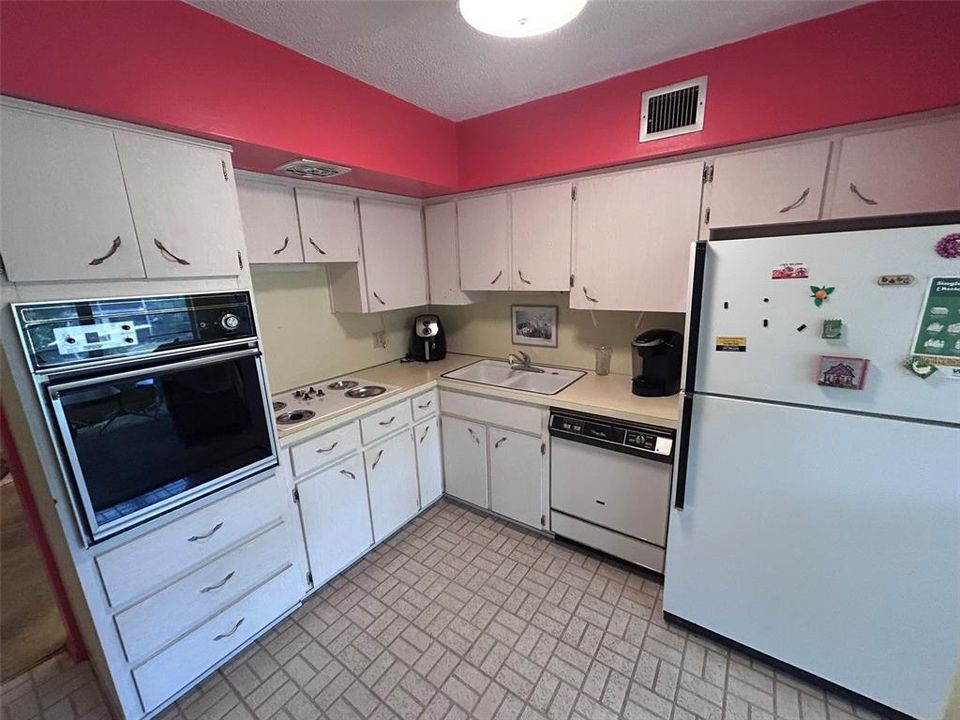 For Sale: $175,000 (2 beds, 2 baths, 1100 Square Feet)