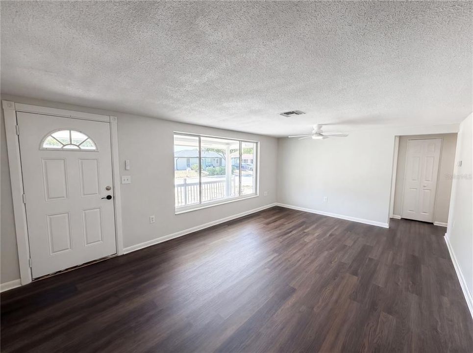 Activo con contrato: $291,000 (3 camas, 2 baños, 1307 Pies cuadrados)