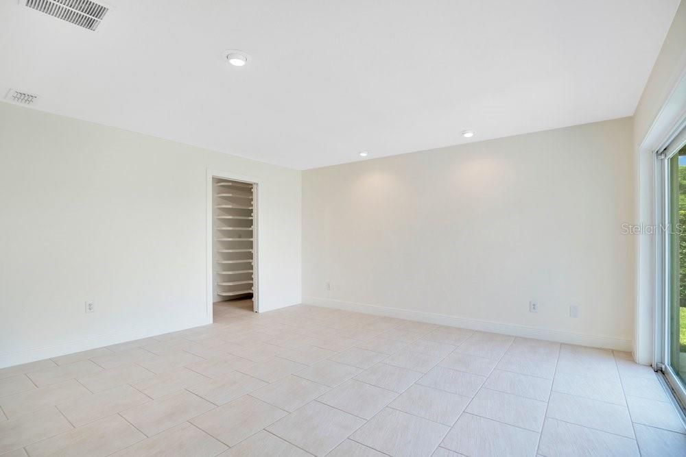 En Venta: $879,900 (3 camas, 2 baños, 2307 Pies cuadrados)