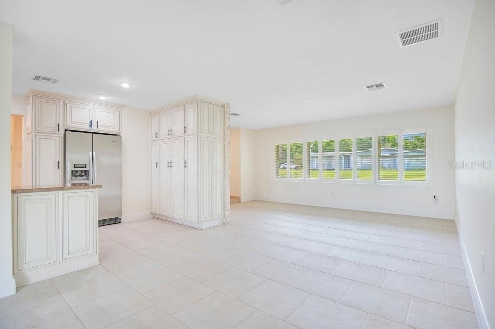 En Venta: $879,900 (3 camas, 2 baños, 2307 Pies cuadrados)