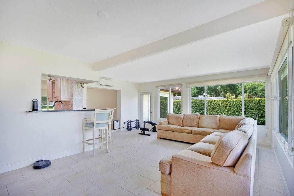 En Venta: $879,900 (3 camas, 2 baños, 2307 Pies cuadrados)