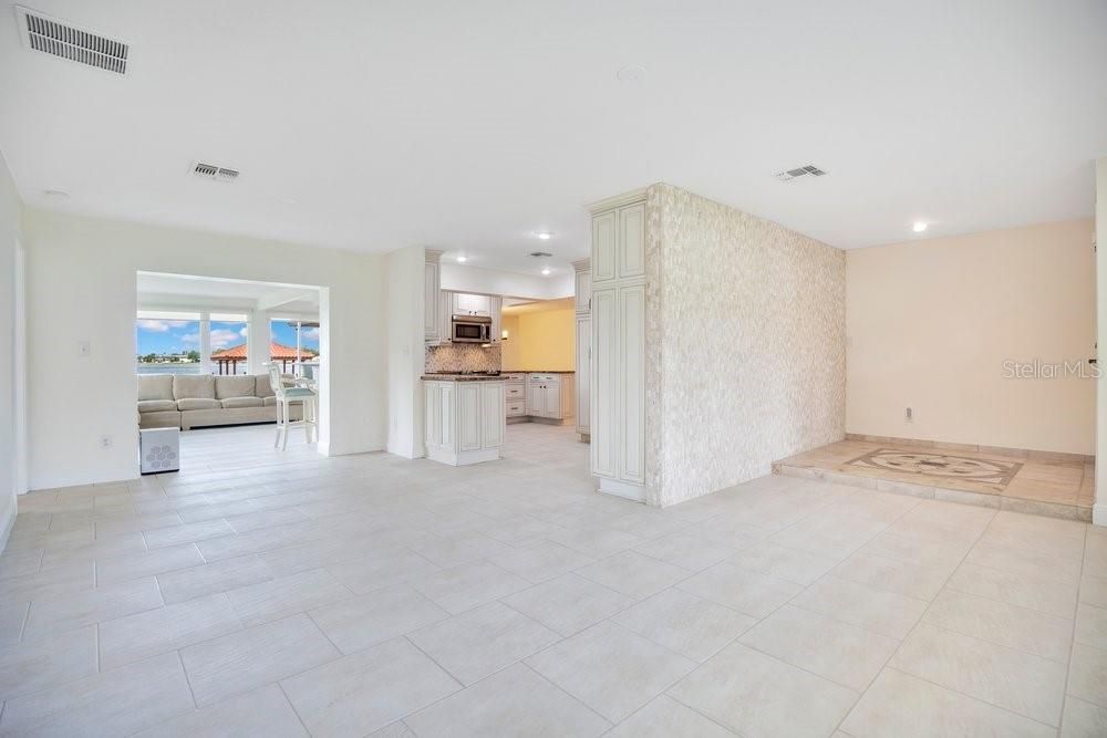 En Venta: $879,900 (3 camas, 2 baños, 2307 Pies cuadrados)