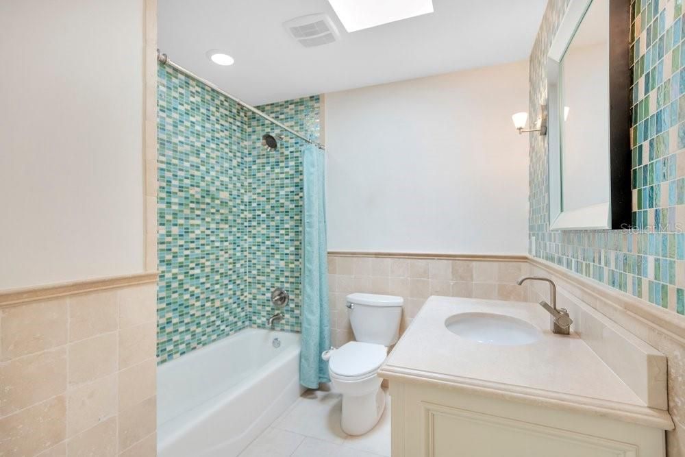 En Venta: $879,900 (3 camas, 2 baños, 2307 Pies cuadrados)