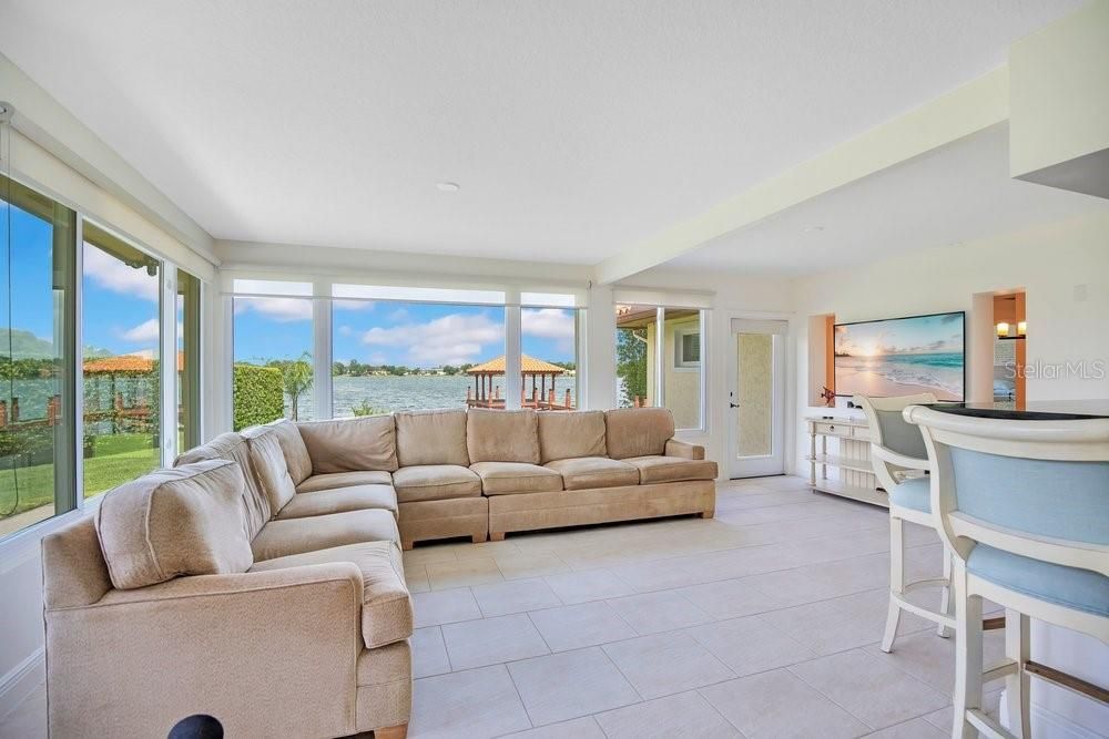 En Venta: $879,900 (3 camas, 2 baños, 2307 Pies cuadrados)
