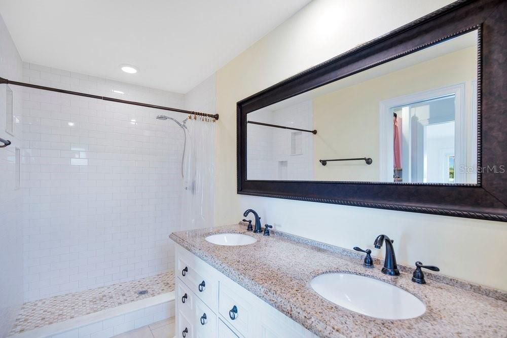 En Venta: $879,900 (3 camas, 2 baños, 2307 Pies cuadrados)