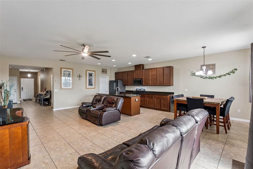 For Sale: $550,000 (4 beds, 3 baths, 2712 Square Feet)