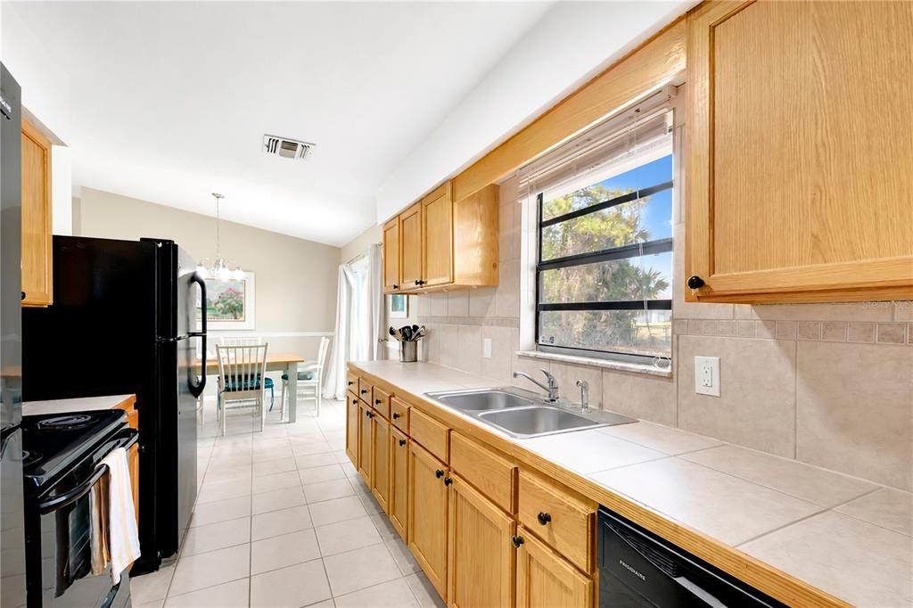 Activo con contrato: $219,000 (3 camas, 2 baños, 1040 Pies cuadrados)