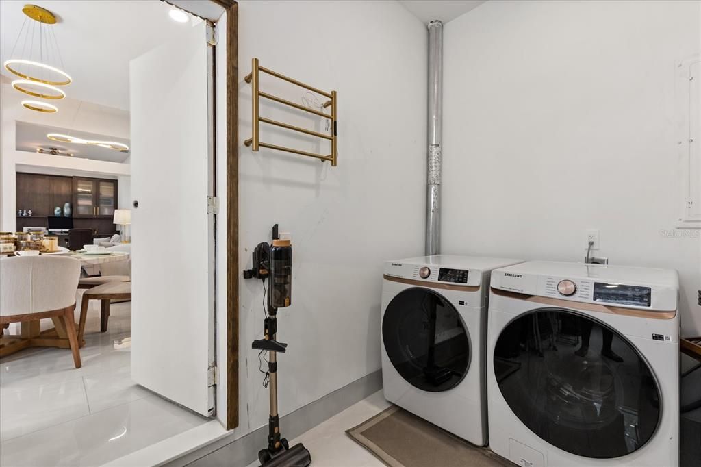 En Venta: $679,000 (4 camas, 4 baños, 2134 Pies cuadrados)