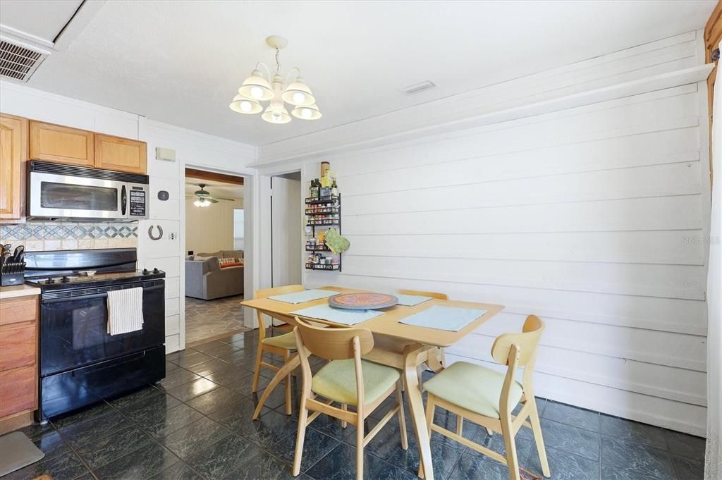Active With Contract: $387,500 (3 beds, 2 baths, 1466 Square Feet)
