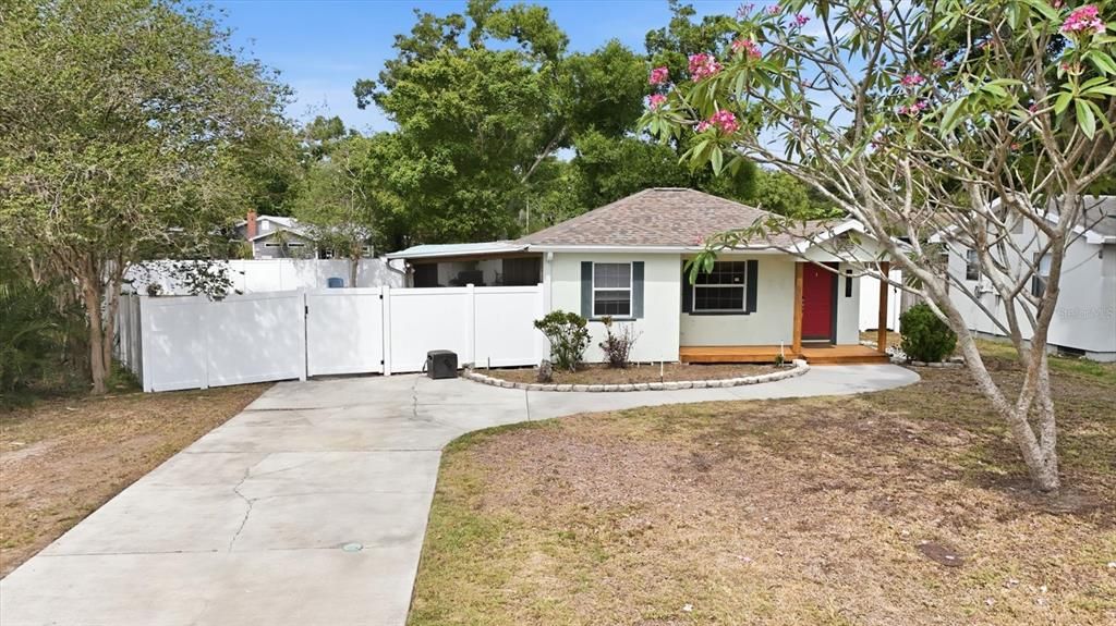 Active With Contract: $387,500 (3 beds, 2 baths, 1466 Square Feet)