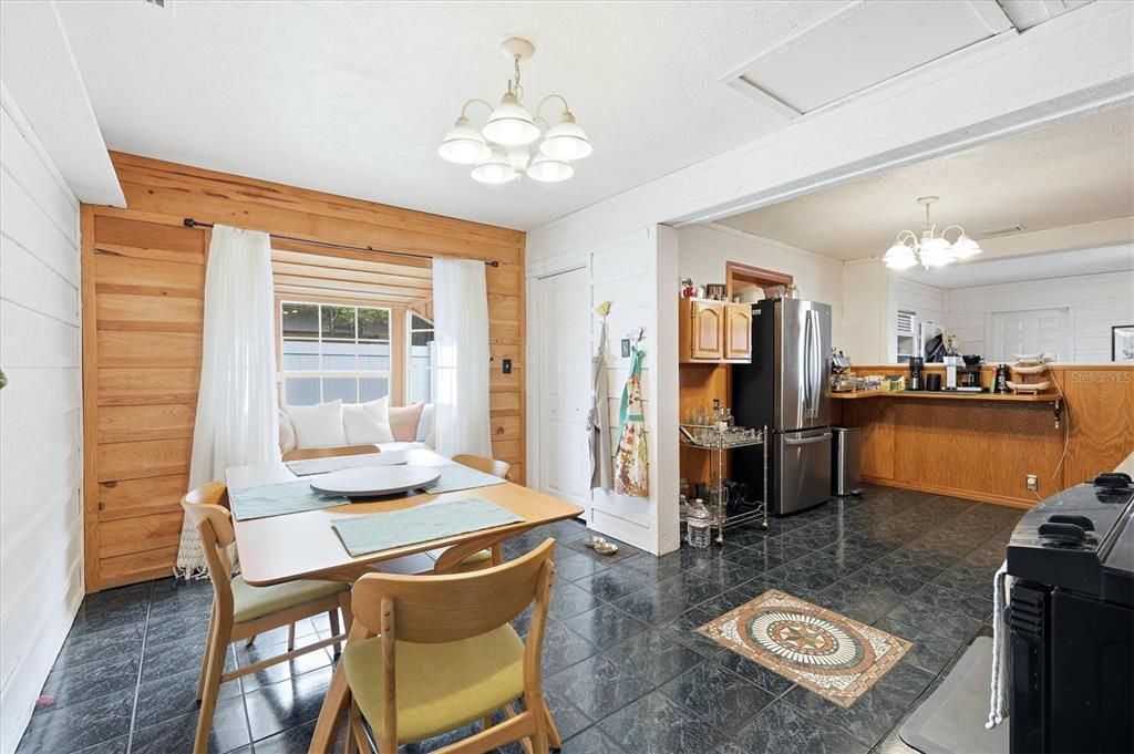 Active With Contract: $387,500 (3 beds, 2 baths, 1466 Square Feet)