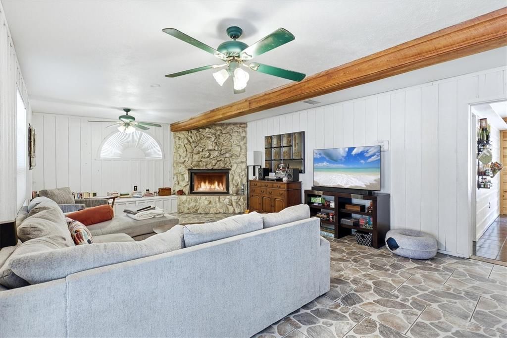 Active With Contract: $387,500 (3 beds, 2 baths, 1466 Square Feet)