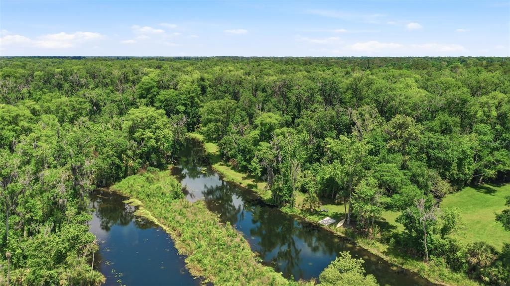 На продажу: $1,350,000 (9.77 acres)
