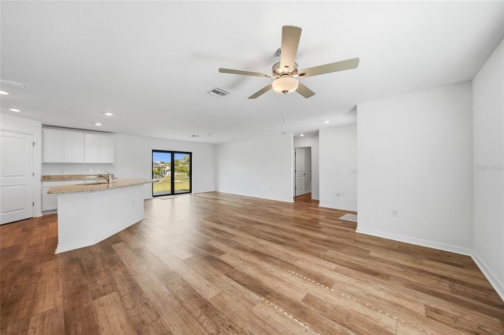 Activo con contrato: $289,900 (3 camas, 2 baños, 1461 Pies cuadrados)
