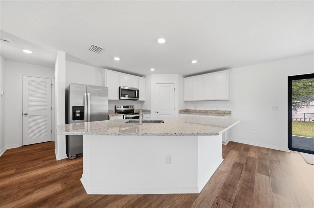 Activo con contrato: $289,900 (3 camas, 2 baños, 1461 Pies cuadrados)