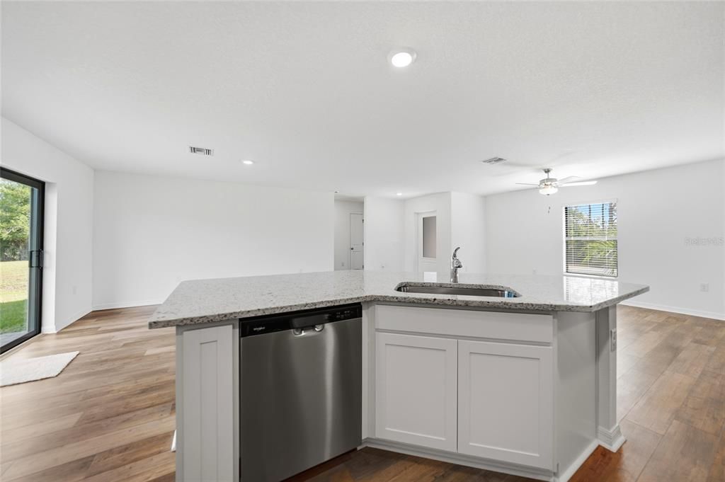 Activo con contrato: $289,900 (3 camas, 2 baños, 1461 Pies cuadrados)