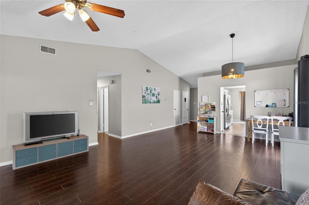 Active With Contract: $350,000 (3 beds, 2 baths, 1584 Square Feet)