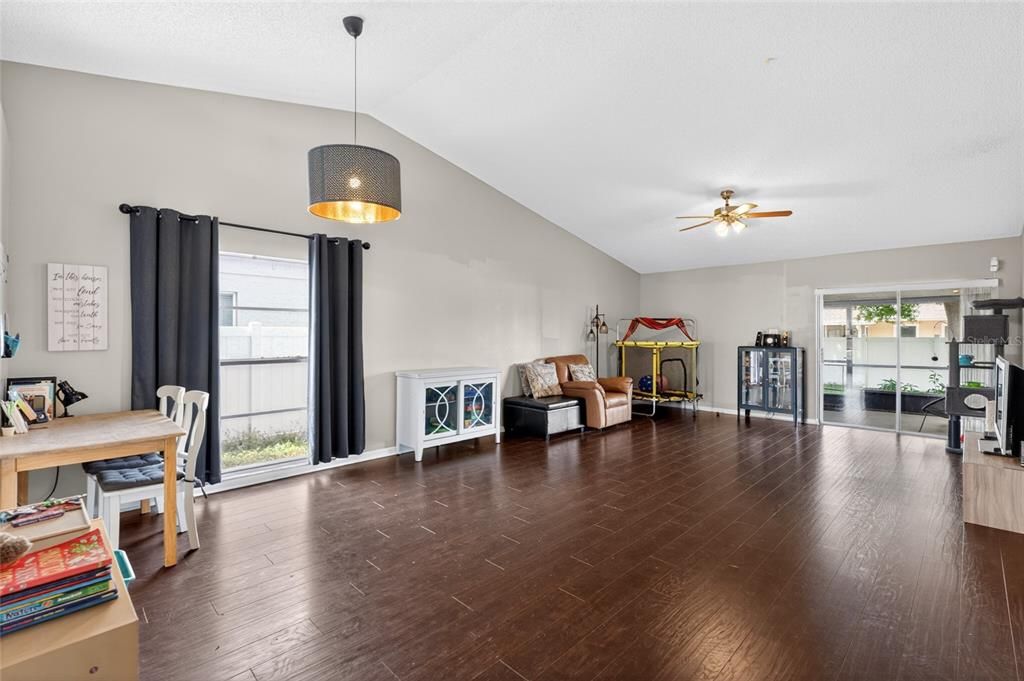 Active With Contract: $350,000 (3 beds, 2 baths, 1584 Square Feet)
