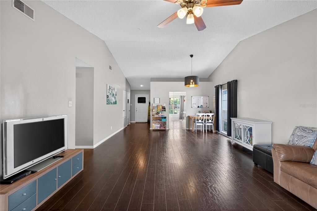 Active With Contract: $350,000 (3 beds, 2 baths, 1584 Square Feet)