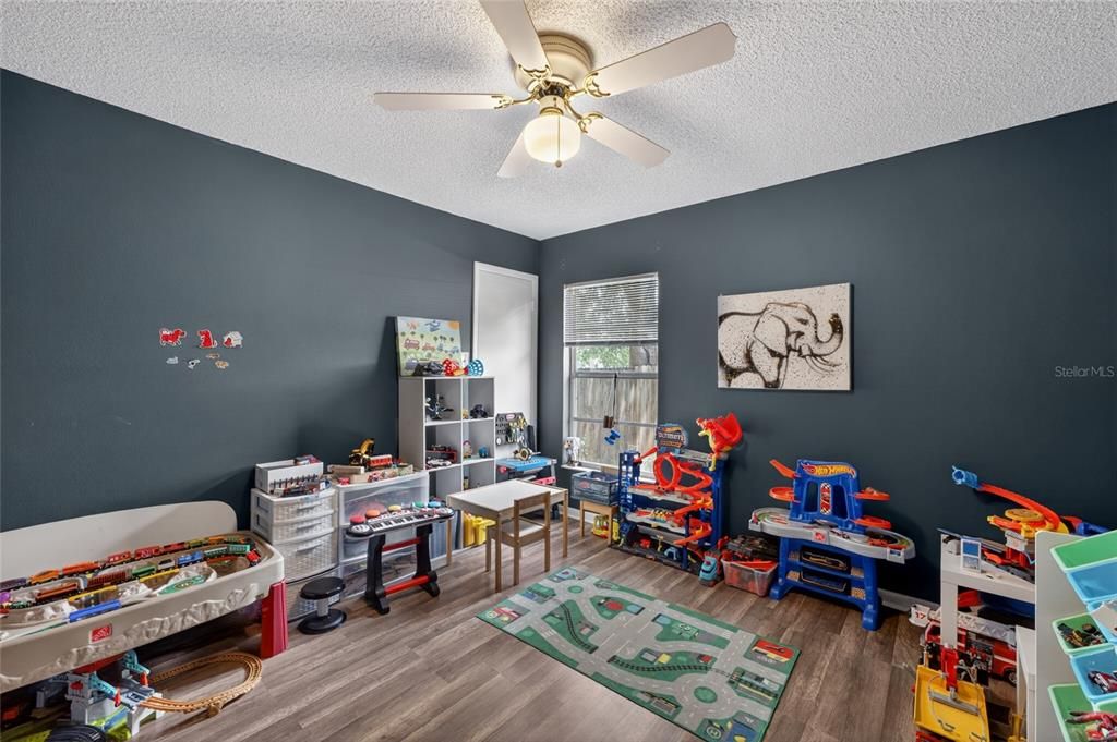 Active With Contract: $350,000 (3 beds, 2 baths, 1584 Square Feet)
