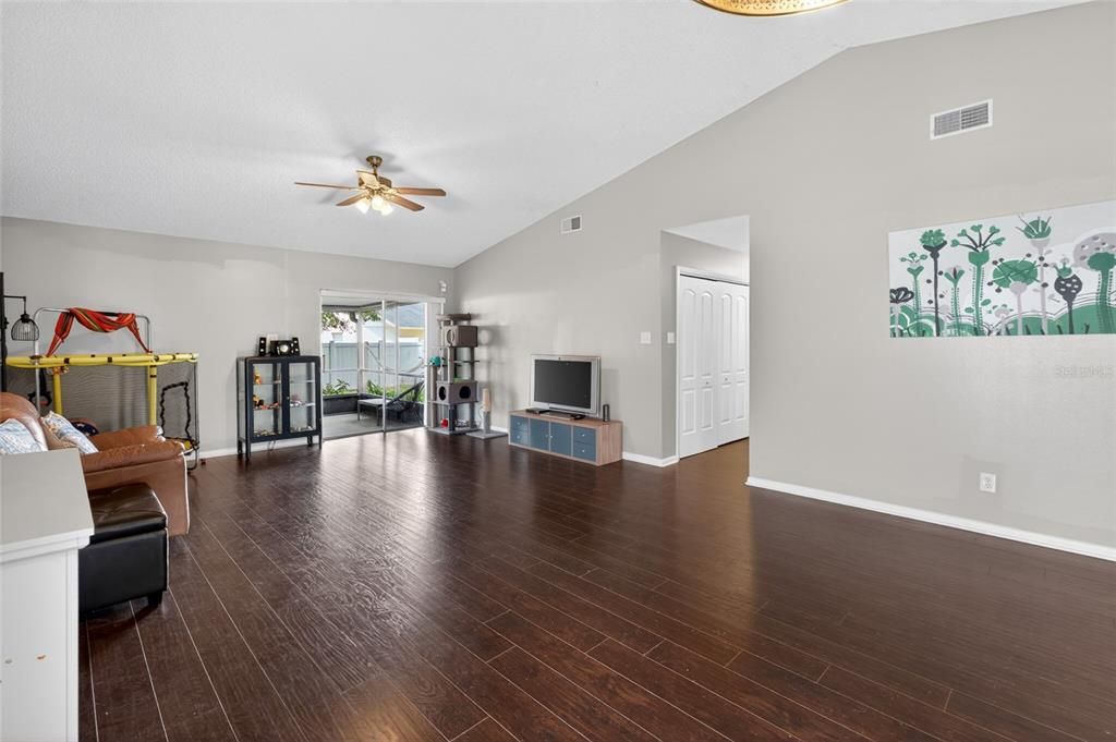 Active With Contract: $350,000 (3 beds, 2 baths, 1584 Square Feet)