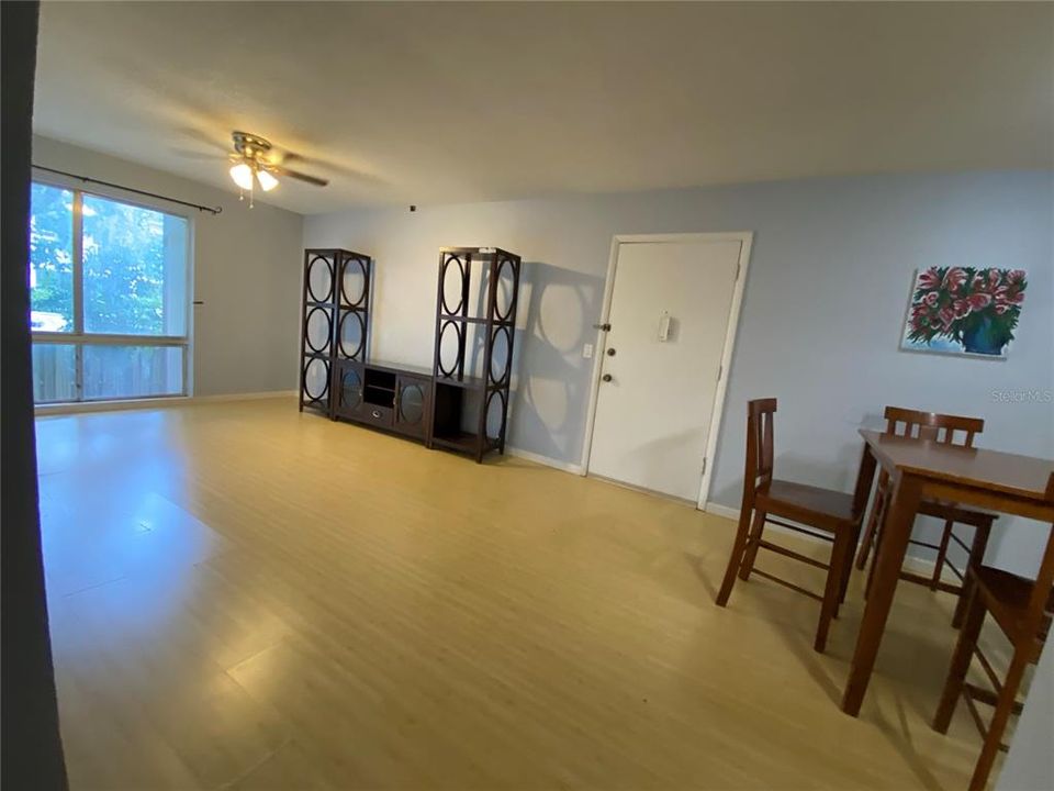 For Rent: $1,100 (1 beds, 1 baths, 642 Square Feet)