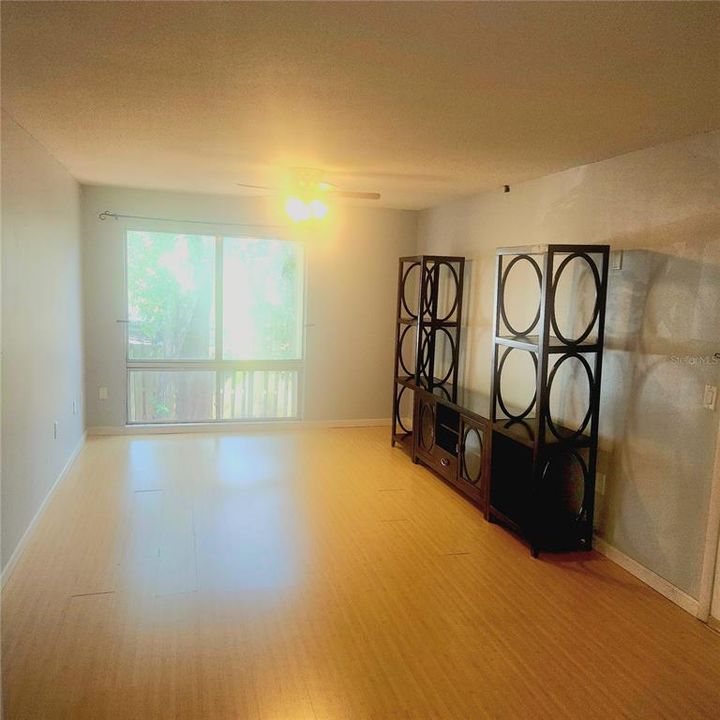 For Rent: $1,100 (1 beds, 1 baths, 642 Square Feet)