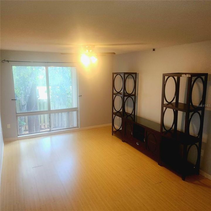 For Rent: $1,100 (1 beds, 1 baths, 642 Square Feet)