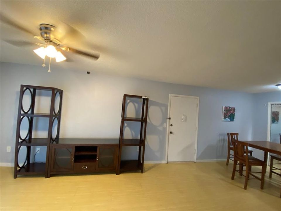 For Rent: $1,100 (1 beds, 1 baths, 642 Square Feet)