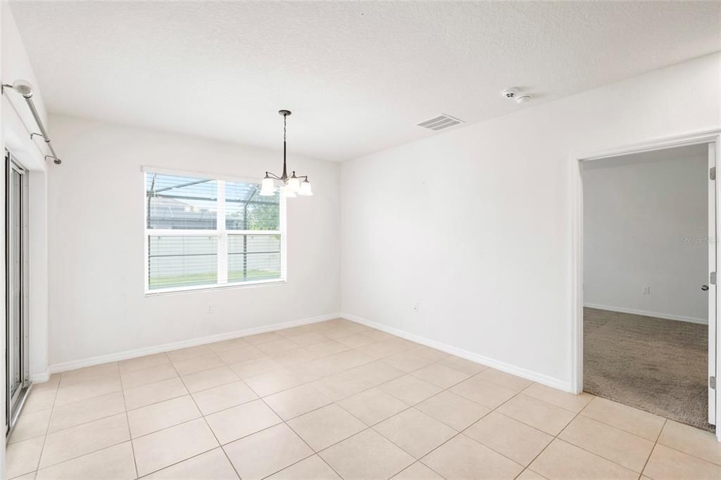 Activo con contrato: $350,000 (3 camas, 2 baños, 1690 Pies cuadrados)