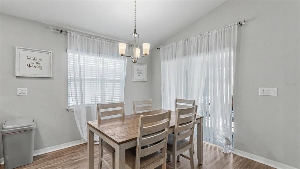 На продажу: $329,900 (4 спален, 2 ванн, 1715 Квадратных фут)