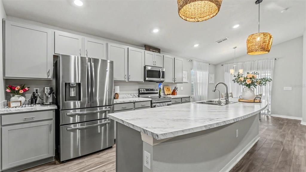 На продажу: $329,900 (4 спален, 2 ванн, 1715 Квадратных фут)