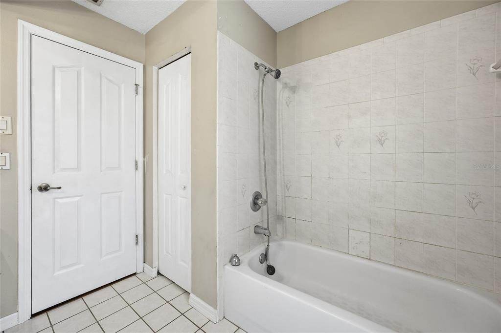 Active With Contract: $210,000 (3 beds, 2 baths, 1966 Square Feet)