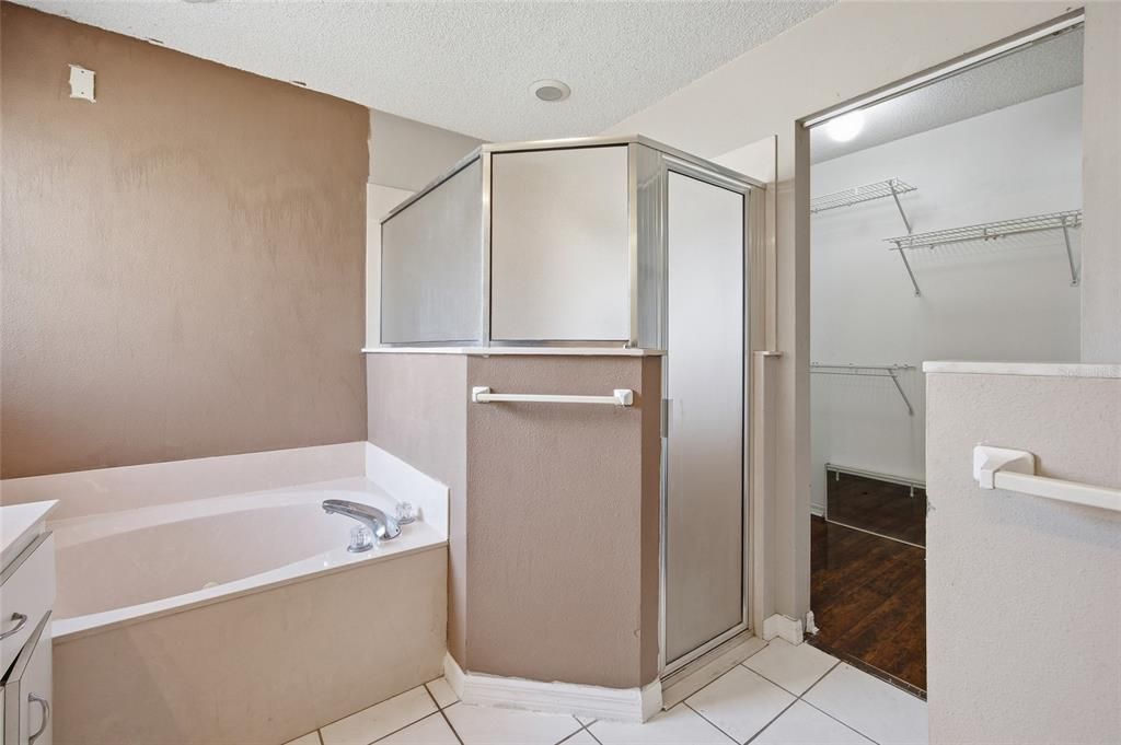 Active With Contract: $210,000 (3 beds, 2 baths, 1966 Square Feet)