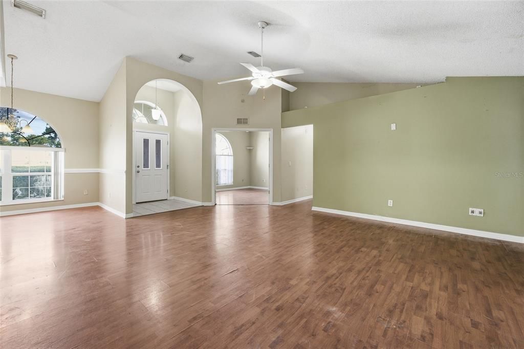 Active With Contract: $210,000 (3 beds, 2 baths, 1966 Square Feet)
